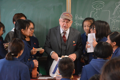 我校外國文教專家赴寶雞虢鎮(zhèn)中學(xué)開展英語口語交流活動