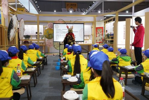 現(xiàn)場學(xué)川劇變臉 這個寶藏體驗區(qū)人氣旺丨2023天府書展